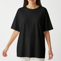 Camiseta sem estampa visível.