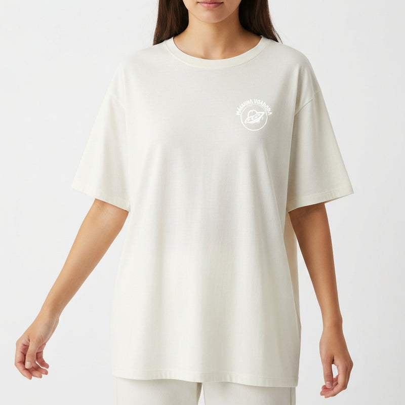 Camiseta com estampa frontal de planeta com anéis e texto curvado "MÁQUINA VOADORA" e estampa traseira de nave espacial estilizada com o mesmo texto.