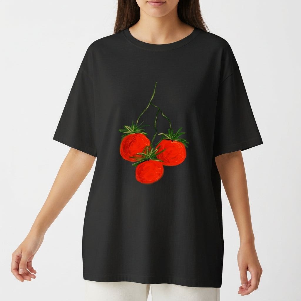 Camiseta com estampa frontal de três tomates brilhantes com hastes verdes, dispostos em um padrão artístico que realça detalhes visuais e cores vibrantes.