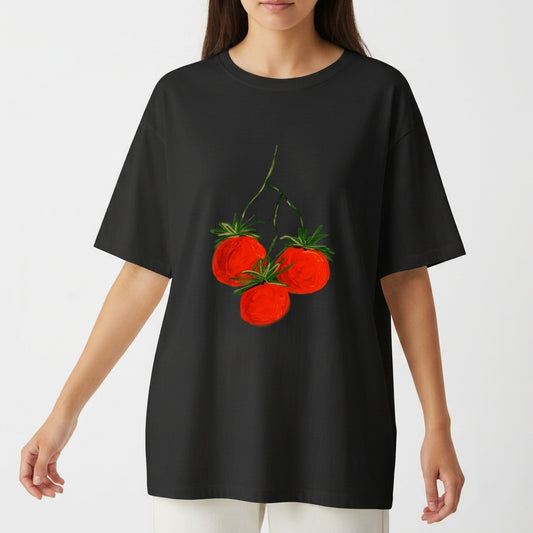 Camiseta com estampa frontal de três tomates brilhantes com hastes verdes, dispostos em um padrão artístico que realça detalhes visuais e cores vibrantes.