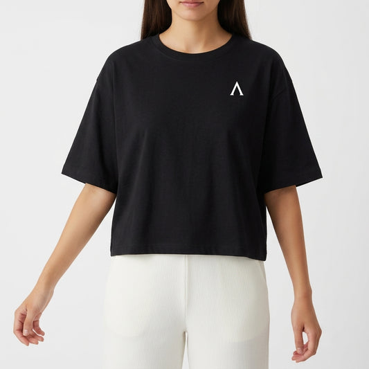 Camiseta com estampa frontal de símbolo triangular discreto e estampa traseira de estátua moderna cercada por elementos gráficos e texto detalhado.