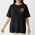 Camiseta com estampa frontal de dragão em círculo com texto "LONG E FENG (DRU) FORÇA E HARMONIA PERFEITA" e estampa traseira de fênix similar e texto correspondente.