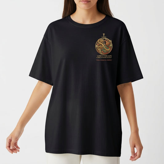 Camiseta com estampa frontal de dragão em círculo com texto "LONG E FENG (DRU) FORÇA E HARMONIA PERFEITA" e estampa traseira de fênix similar e texto correspondente.
