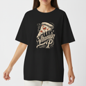 Camiseta com estampa frontal de uma fatia de pizza derretendo com detalhes de tomates e a frase estilizada "Vitamin P" em um design retrô.