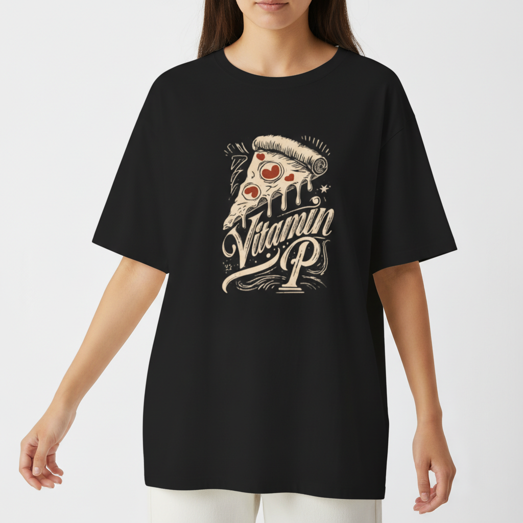 Camiseta com estampa frontal de uma fatia de pizza derretendo com detalhes de tomates e a frase estilizada "Vitamin P" em um design retrô.