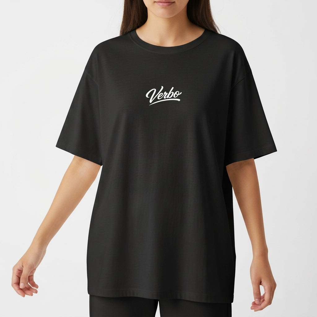 Camiseta com estampa frontal de lettering minimalista com a palavra "Verbo" e estampa traseira de globo terrestre, azimute, "IDE" e referência bíblica "Marcos 16:14".