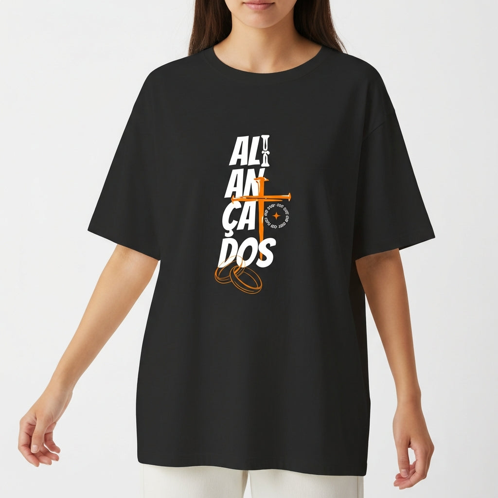 Camiseta com estampa frontal de texto dinâmico sobreposto a elementos geométricos e detalhes gráficos, e estampa traseira com logotipo minimalista.