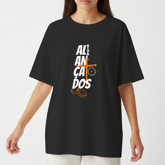 Camiseta com estampa frontal de texto dinâmico sobreposto a elementos geométricos e detalhes gráficos, e estampa traseira com logotipo minimalista.
