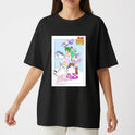 Camiseta com estampa frontal de personagens em um estilo animado, com duas figuras centrais sobre nuvens e textos coloridos ao redor.