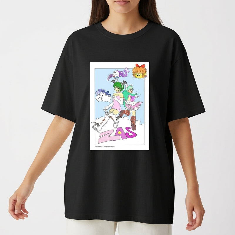 Camiseta com estampa frontal de personagens em um estilo animado, com duas figuras centrais sobre nuvens e textos coloridos ao redor.