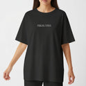 Camiseta com estampa frontal de texto "PRIMAL WEAR" e estampa traseira de guerreiro com capa segurando espadas, cercado por cenário flamejante e texto.
