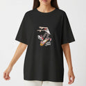 Camiseta com estampa frontal de skatista em manobra radical sobre skate com detalhes gráficos e lettering "Old School" na parte inferior.