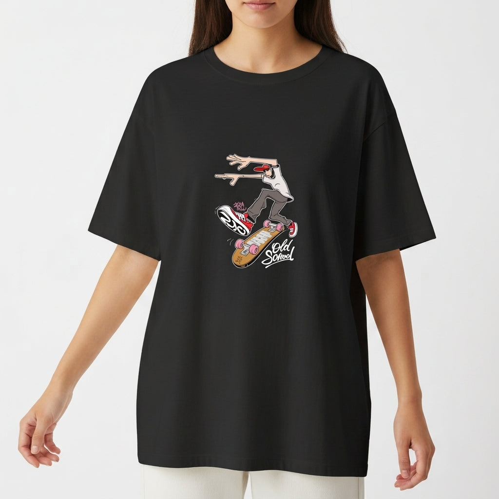 Camiseta com estampa frontal de skatista em manobra radical sobre skate com detalhes gráficos e lettering "Old School" na parte inferior.