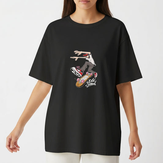 Camiseta com estampa frontal de skatista em manobra radical sobre skate com detalhes gráficos e lettering "Old School" na parte inferior.
