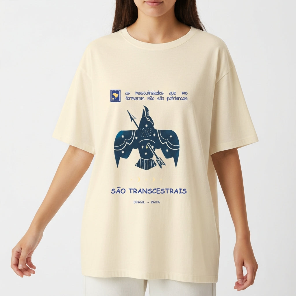 Camiseta com estampa frontal de pássaro estilizado, frases sobre masculinidades, "SÃO TRANSCESTRAIS" e "BRASIL - BAHIA"; estampa traseira de símbolo tribal.