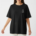 Camiseta com estampa frontal de gaiola e texto pequeno e estampa traseira de mosaico colorido com coração centralizado e assinatura no canto.
