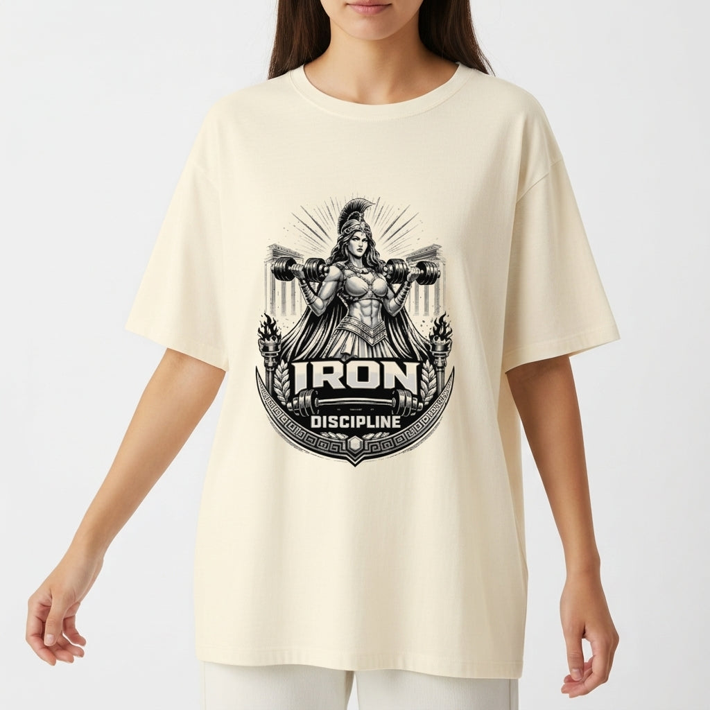 Camiseta com estampa frontal de guerreira musculosa segurando halteres, emblema com a inscrição 