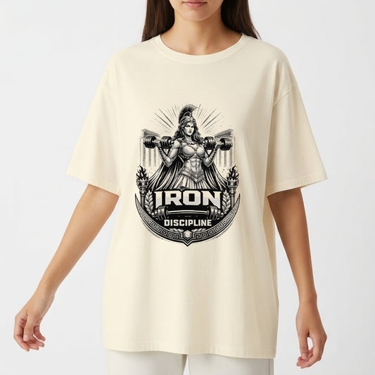 Camiseta com estampa frontal de guerreira musculosa segurando halteres, emblema com a inscrição "Iron Discipline" e elementos tribais ao redor.