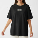 Camiseta com estampa frontal de código de barras, acompanhada por pequenos caracteres em amarelo abaixo, criando um design minimalista e moderno.