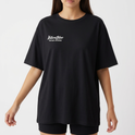 Camiseta com estampa frontal de texto estilizado e estampa traseira de cena urbana com motocicleta em ação, destacando personagens e skyline ao fundo.