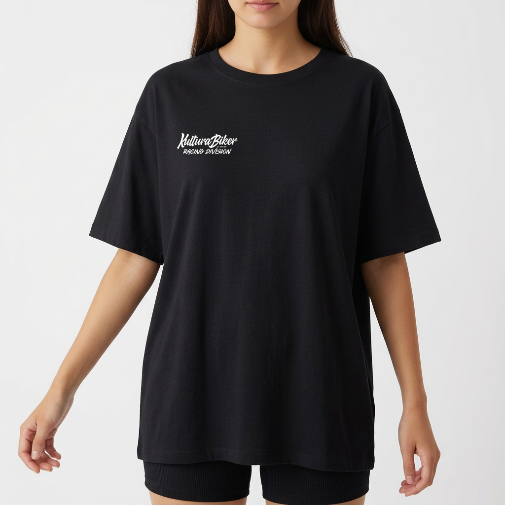 Camiseta com estampa frontal de texto estilizado e estampa traseira de cena urbana com motocicleta em ação, destacando personagens e skyline ao fundo.