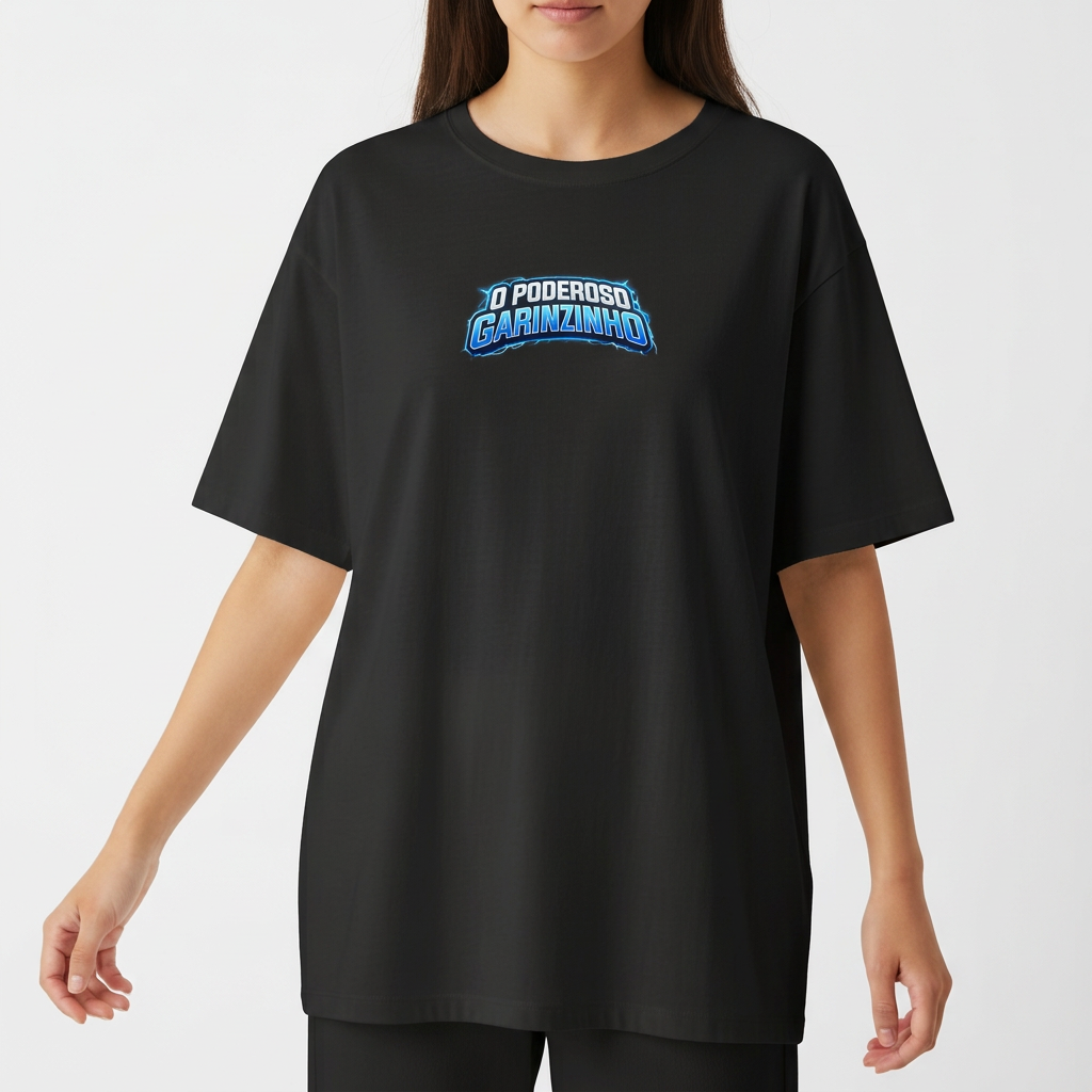Camiseta com estampa frontal de texto estilizado “O Poderoso Garotinho” e estampa traseira de personagem infantil musculoso sob o mesmo texto.
