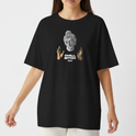 Camiseta com estampa frontal de cabeça de estátua em estilo clássico, mãos gesticulando e texto centralizado "Chill Bitch" acompanhado de pequeno texto inferior.