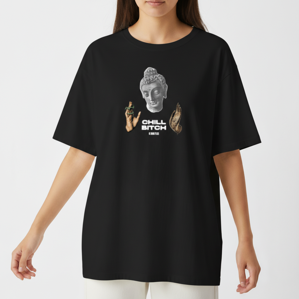 Camiseta com estampa frontal de cabeça de estátua em estilo clássico, mãos gesticulando e texto centralizado "Chill Bitch" acompanhado de pequeno texto inferior.