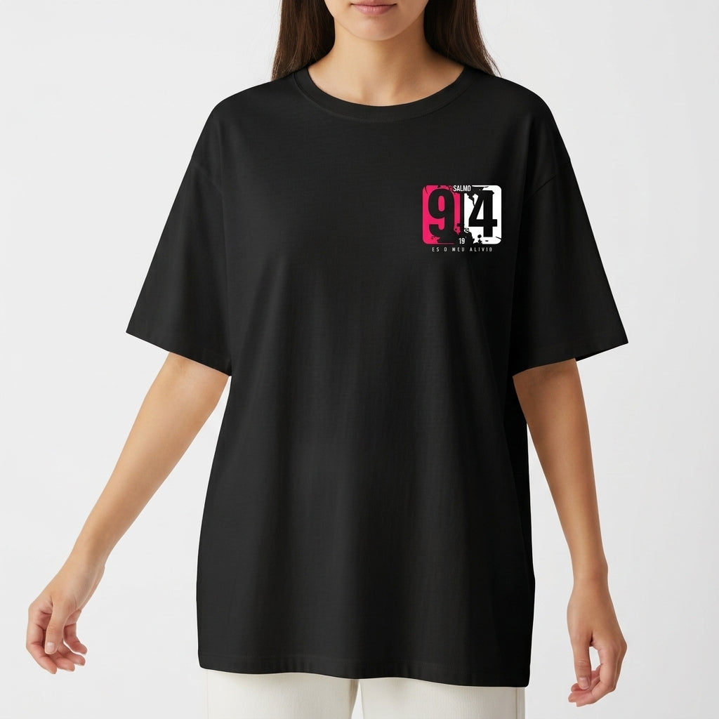 Camiseta com estampa frontal de números grandes e texto "Salmo 91:4" e estampa traseira semelhante, destacando os números e a mesma frase.