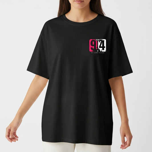 Camiseta com estampa frontal de números grandes e texto "Salmo 91:4" e estampa traseira semelhante, destacando os números e a mesma frase.