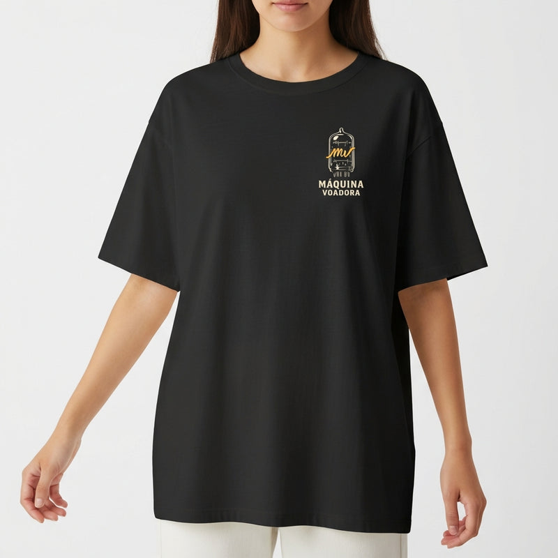 Camiseta com estampa frontal de uma jarra contendo um balão estilizado e as palavras "Máquina Voadora", com elementos decorativos detalhados.