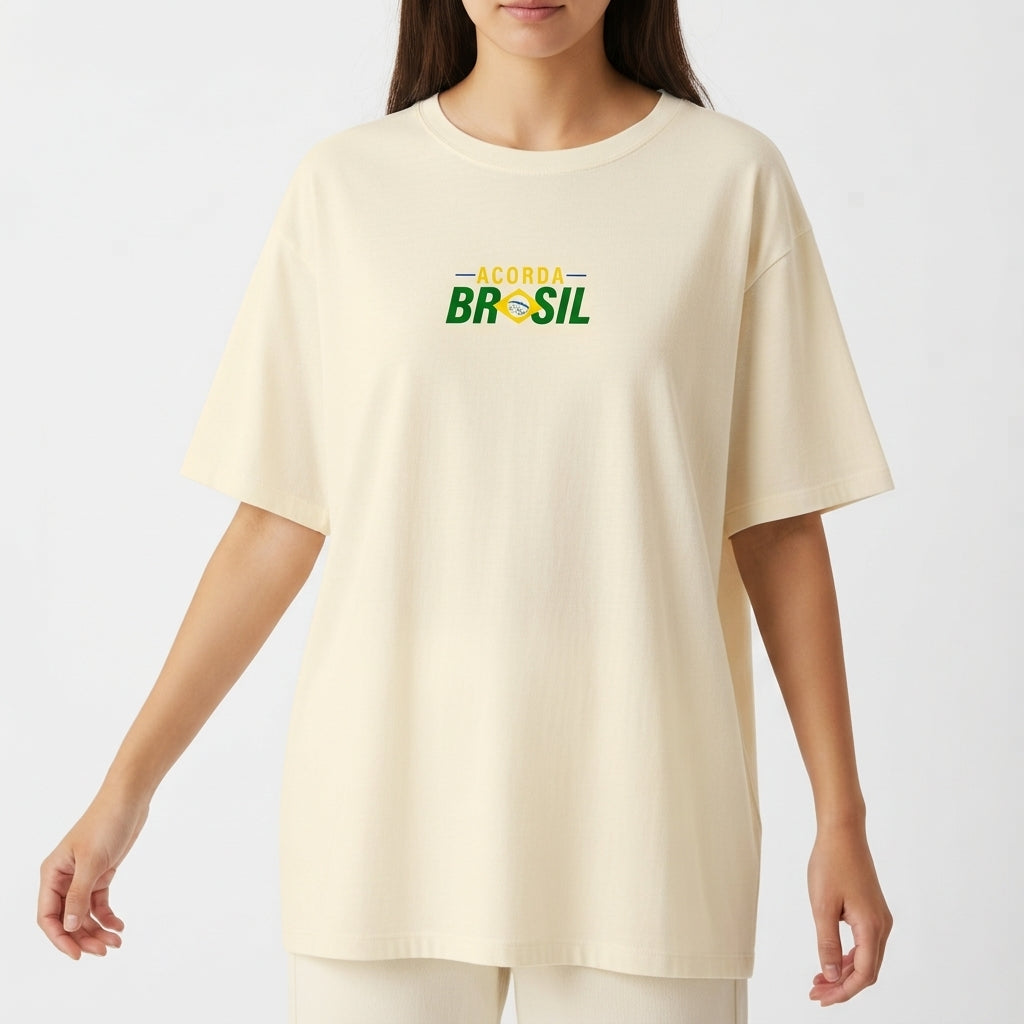 Camiseta com estampa frontal de texto estilizado "Acorda Brasil" e estampa traseira de mapa do Brasil integrado ao design da bandeira nacional.