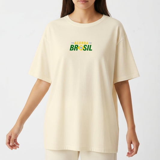 Camiseta com estampa frontal de texto estilizado "Acorda Brasil" e estampa traseira de mapa do Brasil integrado ao design da bandeira nacional.
