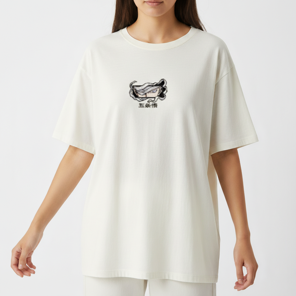 Camiseta com estampa frontal de um par de mãos estilizadas segurando um par de óculos de natação com caracteres kanji logo abaixo.