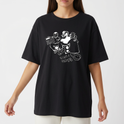 Camiseta com estampa frontal de figuras alienígenas e humanoides interagindo, acompanhadas de um texto estilizado; e estampa traseira de uma gaiola minimalista.