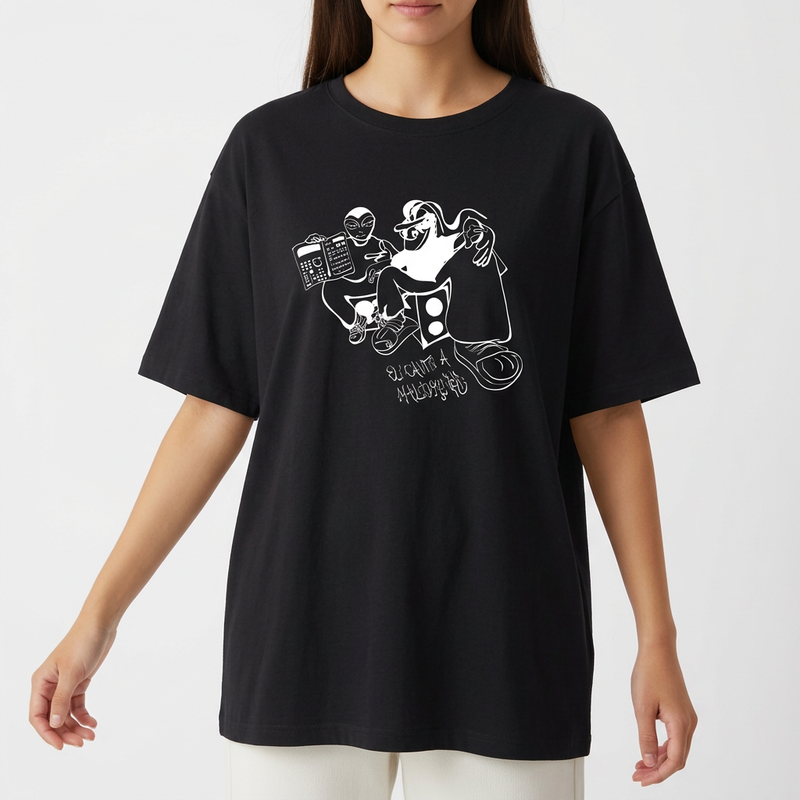 Camiseta com estampa frontal de figuras alienígenas e humanoides interagindo, acompanhadas de um texto estilizado; e estampa traseira de uma gaiola minimalista.
