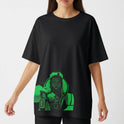 Camiseta com estampa frontal de um personagem em vestimenta futurista com capacete, em pose dinâmica segurando uma pistola e olhando diretamente à frente.