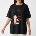 Camiseta com estampa frontal de personagem em posição dinâmica com texto em estilo japonês, e estampa traseira de quadrinhos com cenas e personagens em contraste.