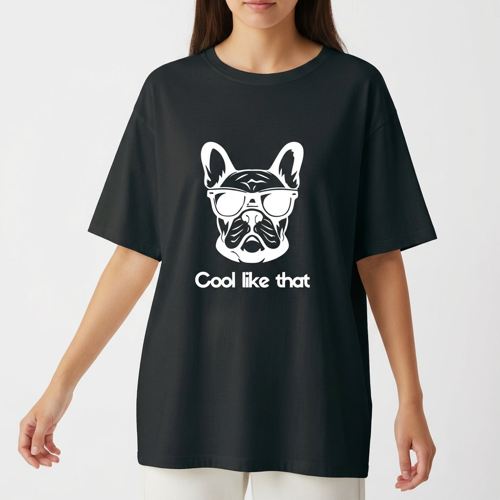 Camiseta com estampa frontal de um cão com óculos escuros acima da frase "Cool like that".