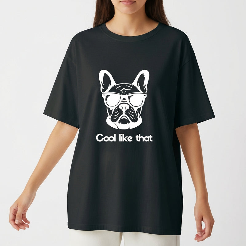 Camiseta com estampa frontal de um cão com óculos escuros acima da frase "Cool like that".