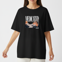 Camiseta com estampa frontal de um boneco usando óculos, deitado com expressão relaxada, segurando uma garrafa e fundo com a palavra "MEDICATED".