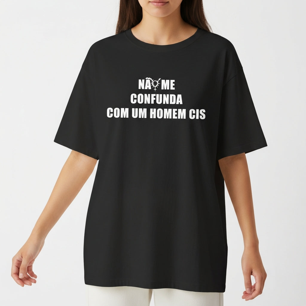Camiseta com estampa frontal de texto "NÃO ME CONFUNDA COM UM HOMEM CIS" e estampa traseira de símbolo centralizado com texto circular "TRANSVESTICIO".