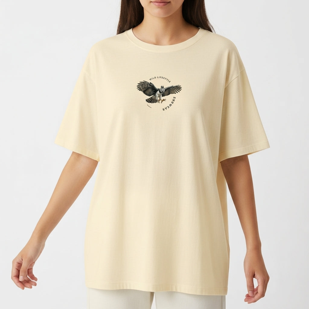 Camiseta com estampa frontal de águia detalhada, cercada por texto em círculo; e estampa traseira semelhante com águia maior, texto "Zoowear" e descrição adicional.