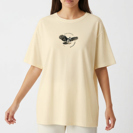 Camiseta com estampa frontal de águia detalhada, cercada por texto em círculo; e estampa traseira semelhante com águia maior, texto "Zoowear" e descrição adicional.