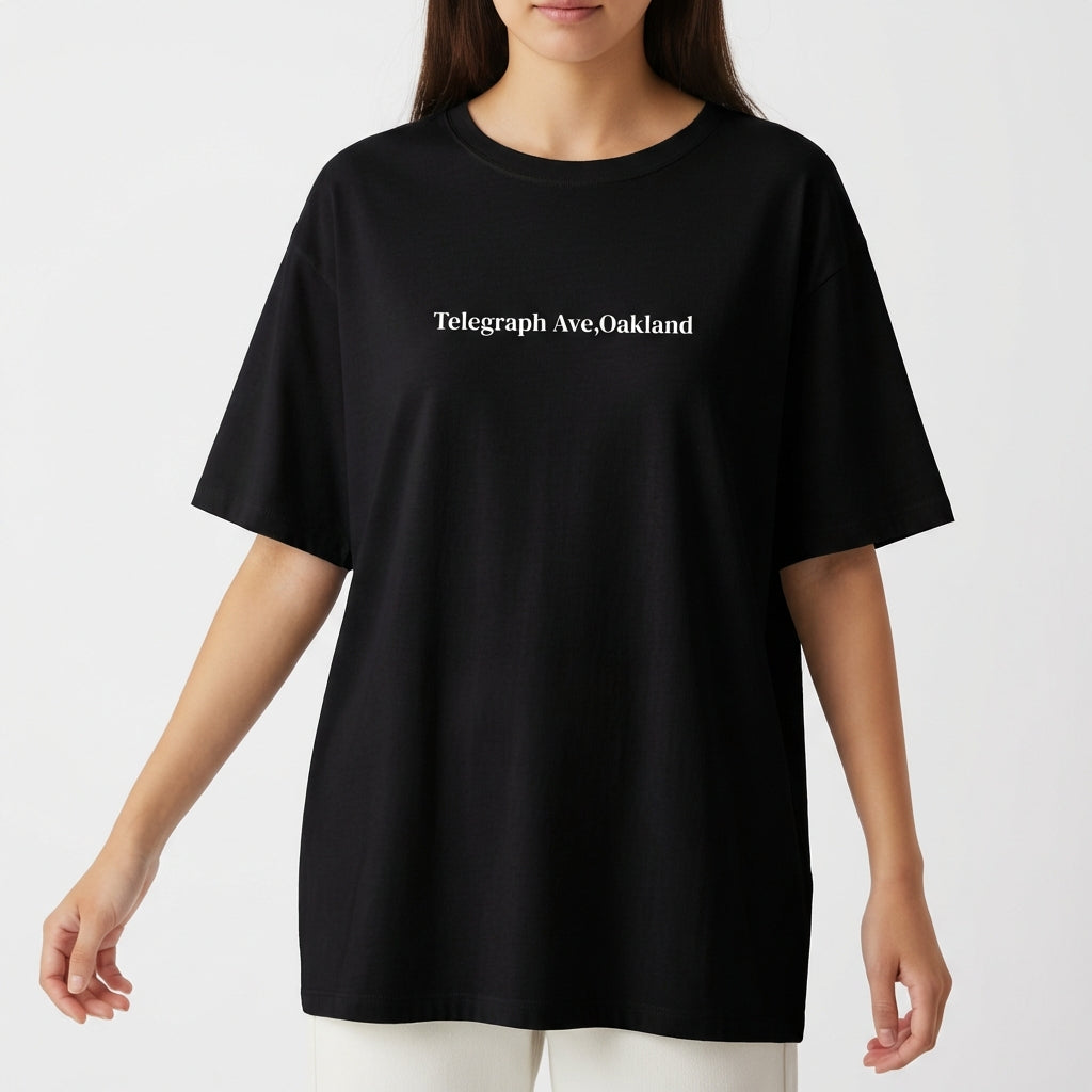 Camiseta com estampa frontal de "Telegraph Ave, Oakland" e estampa traseira de personagem estilizado com tentáculos e texto "Childish Gambino".