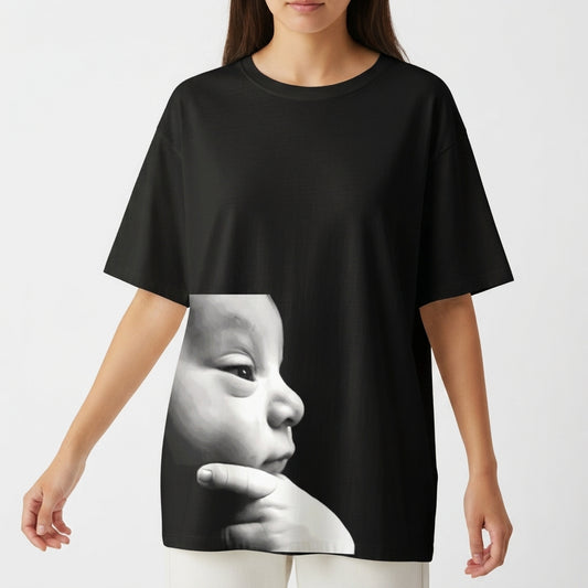 Camiseta com estampa frontal de rosto de bebê em perfil com expressão serena e dedos apoiados no queixo em estilo fotorrealista minimalista.