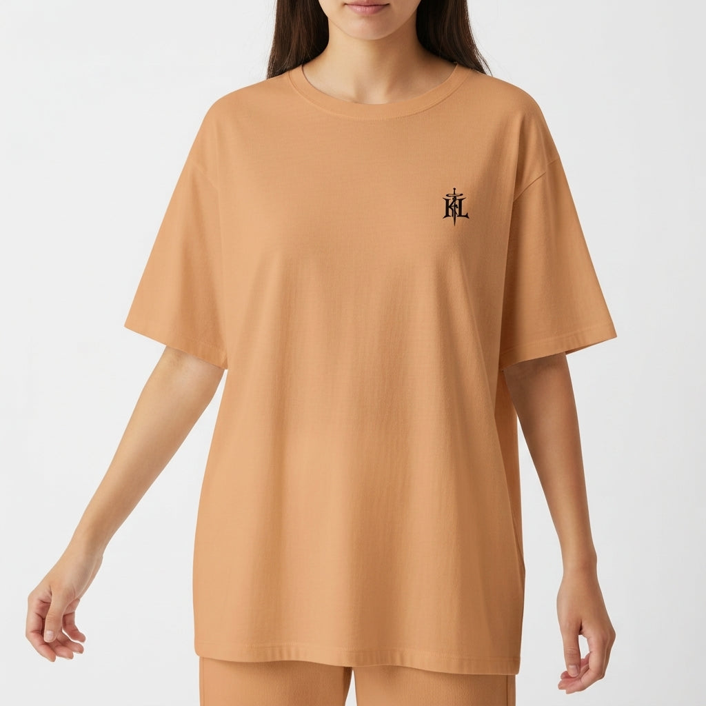 Camiseta com estampa frontal de logotipo estilizado e estampa traseira de guerreiro segurando machado, com frases em inglês e japonês, setas e logotipo.