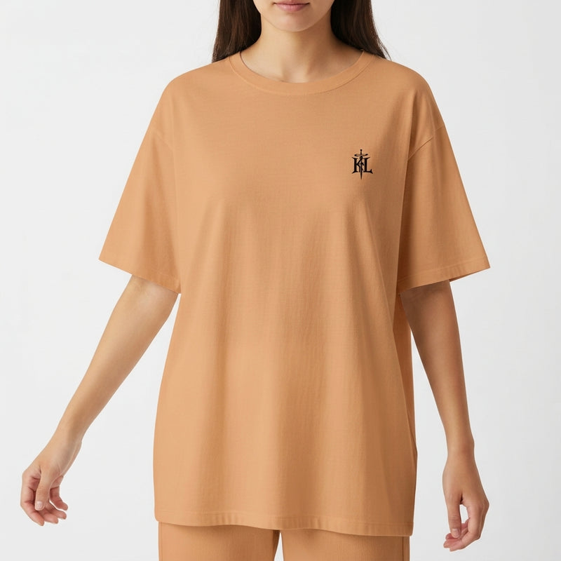 Camiseta com estampa frontal de logotipo estilizado e estampa traseira de guerreiro segurando machado, com frases em inglês e japonês, setas e logotipo.