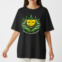 Camiseta com estampa frontal de rosto sorridente decorado com folhas e texto "Elevate Your Frequency" emoldurado por elementos naturais e estampa traseira de símbolo geométrico simples próximo à gola.