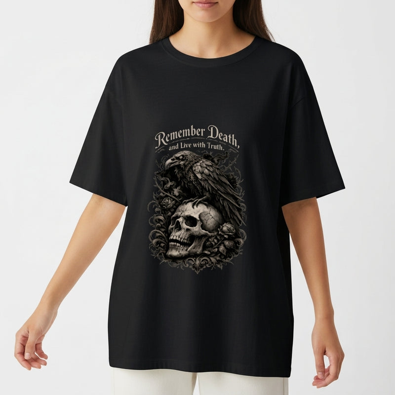 Camiseta com estampa frontal de caveira detalhada sobre flores com corvo pousado e texto estilizado na parte superior.